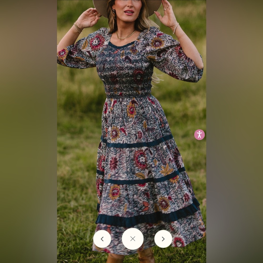 ROSELYN DRESS IN NAVY FLORAL- Large- (tags removed)
